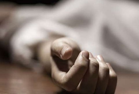 அவினாசி அருகே நின்ற வேன் மீது மற்றொரு வேன் மோதிய விபத்தில் ஒருவர் பலி