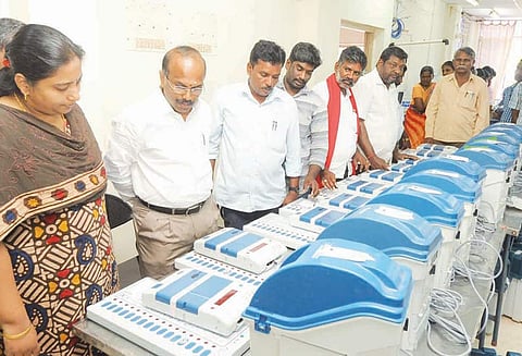 கரூரில் மாதிரி வாக்குப்பதிவு வருவாய் அதிகாரி பார்வையிட்டார்