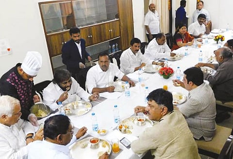 காங்கிரஸ் மந்திரிகளுடன் டி.கே.சிவக்குமார் திடீர் ஆலோசனை