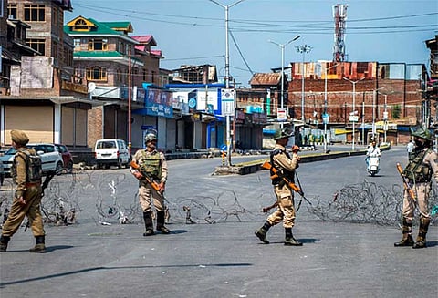 ஸ்ரீநகரில் பயங்கரவாதிகள் துப்பாக்கிச்சூடு: இருவர் பலி, ஒருவர் காயம்