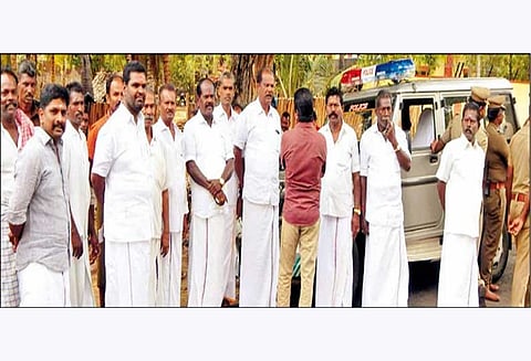 வாலாந்தரவை ஊராட்சி தெற்குக்காட்டூர் பகுதியில் எரிவாயு குழாய் பதிக்க கிராம மக்கள் எதிர்ப்பு