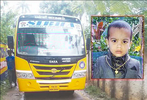 வேன் சக்கரத்தில் சிக்கி சிறுவன் பலி டிரைவர் கைது