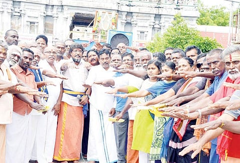 சபரிமலையில் பெண்கள் அனுமதி தீர்ப்பை மறுபரிசீலனை செய்ய வேண்டும் அய்யப்ப பக்தர்கள் கூட்டமைப்பினர் வலியுறுத்தல்