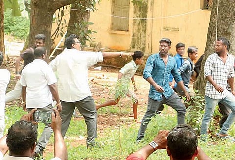 கூட்டுறவு சங்க தேர்தலையொட்டி அ.தி.மு.க.வினர் கோஷ்டி மோதல் நாகர்கோவிலில் பரபரப்பு