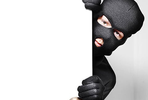 ஆரணி அருகே 2 வீடுகளின் பூட்டை உடைத்து திருட முயற்சி