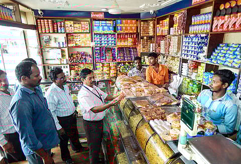 கடலூர் பஸ் நிலையம்: உணவு பாதுகாப்பு சட்டத்தை பின்பற்றாத 15 கடை உரிமையாளர்களுக்கு நோட்டீஸ்