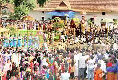 திருவனந்தபுரத்தில் நடைபெறும் நவராத்திரி விழாவில் பங்கேற்க குமரி மாவட்ட சாமி சிலைகள் ஊர்வலமாக புறப்பட்டன