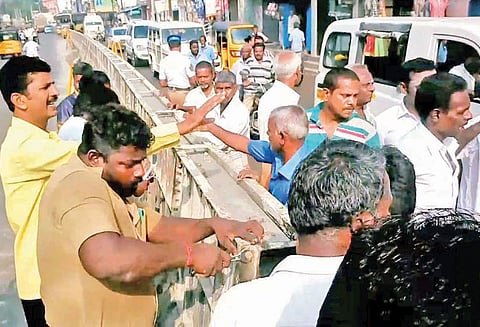 பூந்தமல்லியில் சாலையை அடைப்பது போல் தடுப்புச்சுவர் கட்ட பொதுமக்கள் எதிர்ப்பு