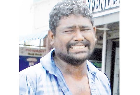 ஹெல்மெட் அணியாததால் அபராதம்: போலீசாரை கண்டித்து தீக்குளிக்க முயன்ற இலங்கை அகதி சிறையில் அடைப்பு