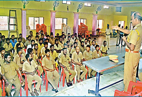 குற்ற சம்பவங்களுக்கு காரணமாக இருந்தால் கடும் நடவடிக்கை - ஆட்டோ டிரைவர்களுக்கு போலீசார் எச்சரிக்கை