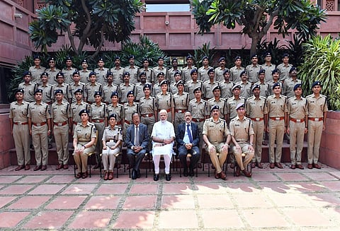 அர்ப்பணிப்பு உணர்வுடன் பணியாற்ற வேண்டும்; ஐ.பி.எஸ். பயிற்சி அதிகாரிகளுக்கு பிரதமர் மோடி அறிவுரை