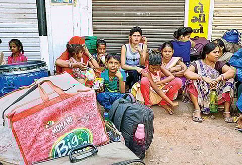 குஜராத்தில் 20 ஆயிரம் வடமாநிலத்தவர்கள் வெளியேறினர் நிலைமை கட்டுப்பாட்டிற்குள் உள்ளதாக முதல்வர் அறிவிப்பு