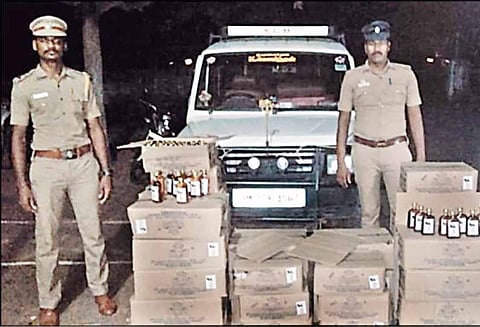 கோட்டக்குப்பம் அருகே காரில் கடத்தி வரப்பட்ட 1,634 மதுபாட்டில்கள் பறிமுதல்