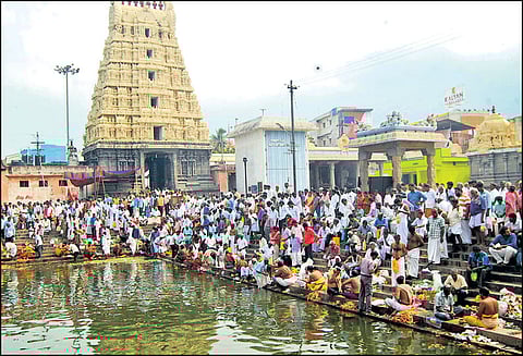 மகாளய அமாவாசை: திருவள்ளூர், காஞ்சீபுரத்தில் கோவில்களில் பக்தர்கள் குவிந்தனர்