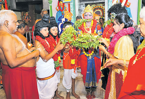 மேல்மருவத்தூர் ஆதிபராசக்தி சித்தர் பீடத்தில் நவராத்திரி விழா பங்காரு அடிகளார் தொடங்கி வைத்தார்