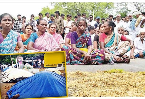 கொள்முதல் செய்யாததால் மழையினால் முளைத்த நெல்லை சாலையில் கொட்டி விவசாயிகள் மறியல்