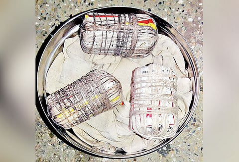 மதுரையில் கஞ்சா வியாபாரி வீட்டில் நாட்டு வெடிகுண்டுகள் பறிமுதல், பெண் உள்பட 3 பேர் சிக்கினர்