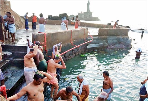 மகாளய அமாவாசை: கன்னியாகுமரியில் தர்ப்பணம் செய்ய ஏராளமானோர் குவிந்தனர்