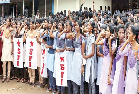 நாகர்கோவில்: தேர்வு கட்டண உயர்வை ரத்து செய்யக்கோரி, 7 கல்லூரி மாணவ- மாணவிகள் ஆர்ப்பாட்டம்