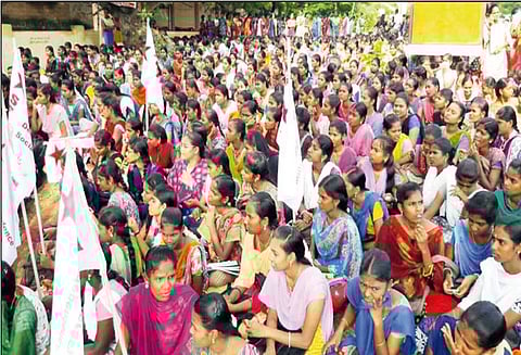 திருவண்ணாமலை அரசு கலைக்கல்லூரி: வகுப்புகளை புறக்கணித்து மாணவ-மாணவிகள் போராட்டம்