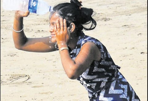 மும்பையில் வெயிலின் தாக்கம் அதிகரிப்பு பொதுமக்கள் கடும் அவதி