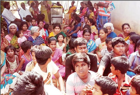 மாதனூர் அருகே மயானத்திற்கு செல்லும் வழியை அடைத்ததால் பொதுமக்கள் சாலை மறியல்