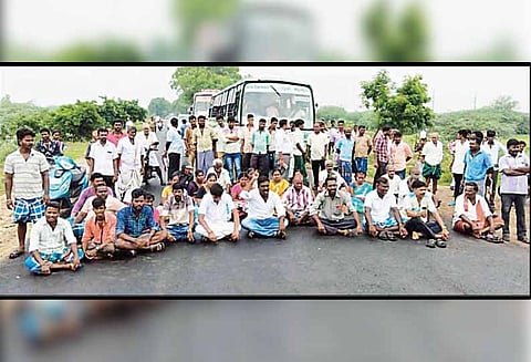 விருத்தாசலம் அருகே சுரங்கப்பாதையில் தேங்கி நிற்கும் மழைநீரை அகற்றக்கோரி பொதுமக்கள் சாலை மறியல்