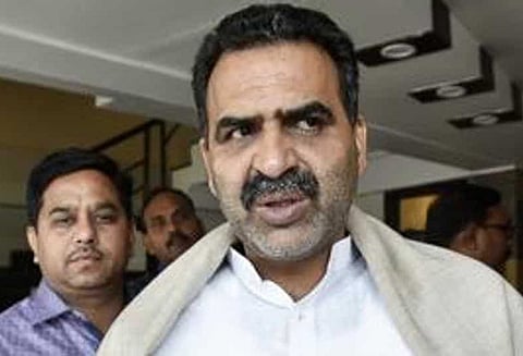 பாரதீய ஜனதா எம்.பி. போன்று போனில் பேசி அதிகாரிகளுக்கு உத்தரவு பிறப்பித்த 2 மாணவர்கள் கைது