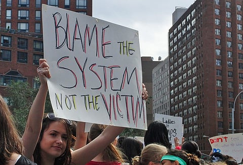 இளம்பெண் கற்பழிப்பு வழக்கில் எப்.ஐ.ஆர். பதிவு செய்ய காலதாமதம்; 2 போலீசாருக்கு கட்டாய ஓய்வு