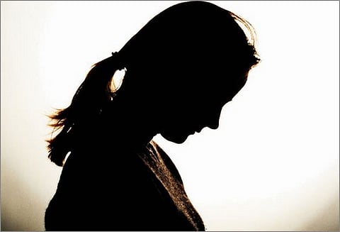 தனியார் கட்டுமான நிறுவனத்தில் இளம்பெண்ணுக்கு பாலியல் தொல்லை; மேலாளர் கைது போலீஸ் நிலையத்தை இந்து அமைப்பினர் முற்றுகையிட்டதால் பரபரப்பு