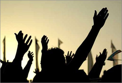 மின்தடையை கண்டித்து மின்வாரிய அலுவலகத்தை முற்றுகையிட்டு ஆர்ப்பாட்டம்