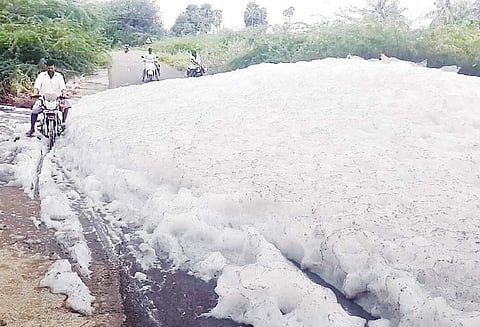 திருமணிமுத்தாறு தரைப்பாலத்தை மூழ்கடித்த சாயக்கழிவு நுரை போக்குவரத்து பாதிப்பு
