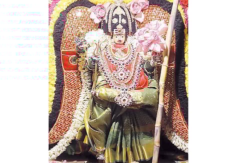 சிறுவாச்சூர் மதுரகாளி அம்மன் கோவிலில் நவராத்திரி விழா லட்சார்ச்சனையுடன் தொடங்கியது