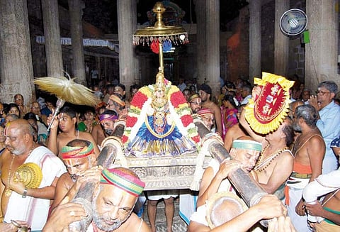 நவராத்திரி விழா தொடங்கியது கோவில்களில் சிறப்பு வழிபாடு திரளான பக்தர்கள் சாமி தரிசனம்