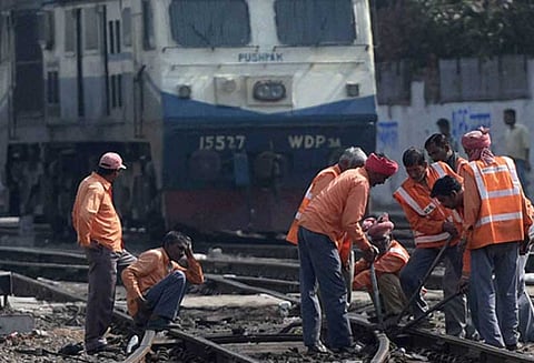 ரெயில்வே ஊழியர்களுக்கு 78 நாள் போனஸ் - மத்திய மந்திரி சபை கூட்டத்தில் ஒப்புதல்