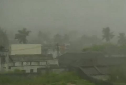 டிட்லி" புயல் தீவிரமாக வலுப்பெற்று ஒடிசா - ஆந்திரா இடையே, கரையை கடந்தது