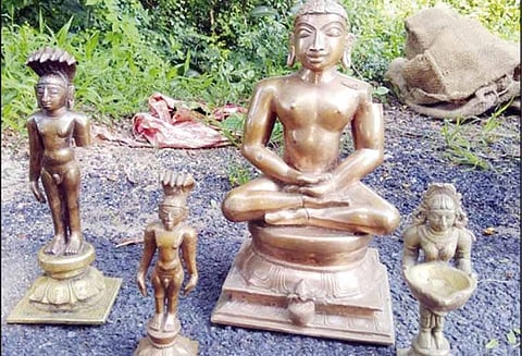 செஞ்சி அருகே ஜெயின் கோவிலில் கொள்ளைபோன 4 சிலைகள் வனப்பகுதியில் கண்டெடுப்பு ; போலீசார் கைப்பற்றி விசாரணை