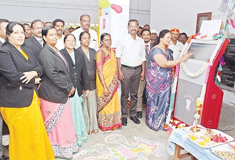 கிருஷ்ணகிரி ஒருங்கிணைந்த நீதிமன்றத்தில் பொதுமக்கள் பயன்பாட்டிற்கு தொடுதிரை கணினி வசதி