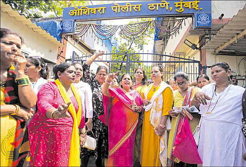 நடிகை தனுஸ்ரீதத்தா பாலியல் புகார்: நானா படேகரை கைது செய்ய கோரி மகளிர் காங்கிரசார் போராட்டம்