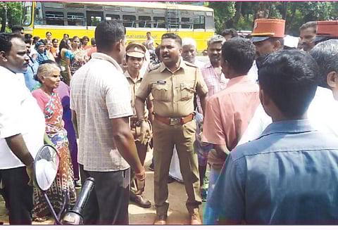 சாராயக் கடைக்கு எதிர்ப்பு தெரிவித்து 2-வது நாளாக கிராம மக்கள் போராட்டம்