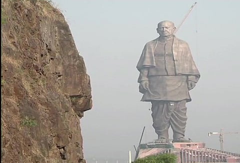 குஜராத்தில் சர்தார் வல்லபாய் பட்டேல் சிலை இறுதிக்கட்டப் பணிகள் தீவிரம்