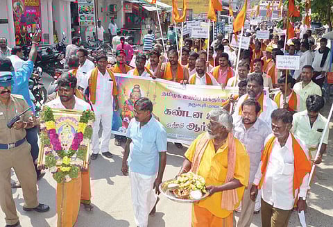 சபரிமலையில் பெண்களை அனுமதிக்க எதிர்ப்பு: தர்மபுரியில் அய்யப்ப பக்தர்கள் கண்டன ஊர்வலம்