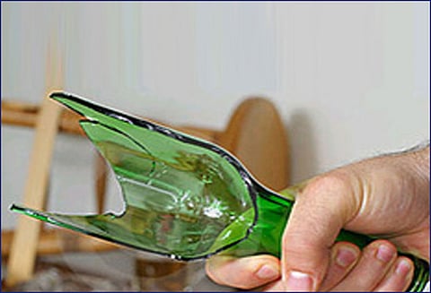 குடிபோதையில் கூச்சலிட்டதை கண்டித்த போலீஸ்காரர்கள் மீது பீர் பாட்டிலால் தாக்குதல் தொழில் அதிபர்கள் உள்பட 4 பேர் கைது