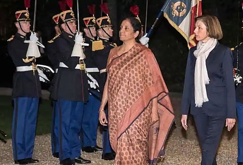 பிரான்ஸ் நாட்டில் ‘ரபேல்’ விமானம் தயாரிக்கும் ஆலைக்கு சென்றார், நிர்மலா சீதாராமன்