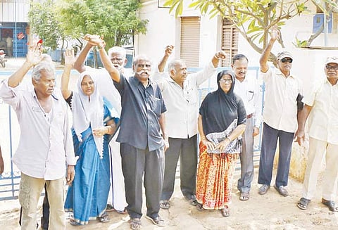 தஞ்சையில் முன்னாள் படைவீரர்கள் ஆர்ப்பாட்டம் மூடப்பட்ட அங்காடியை திறக்க கோரிக்கை