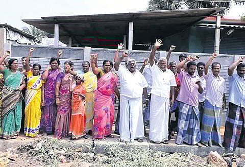 கும்மிடிப்பூண்டி அருகே மதுக்கடை திறக்க எதிர்ப்பு தெரிவித்து பொதுமக்கள் போராட்டம்