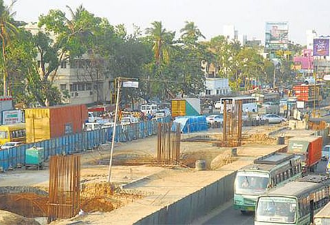 வண்டலூர் உயிரியல் பூங்கா எதிரே மந்தமாக நடைபெறும் மேம்பால பணியால் வாகன ஓட்டிகள் அவதி