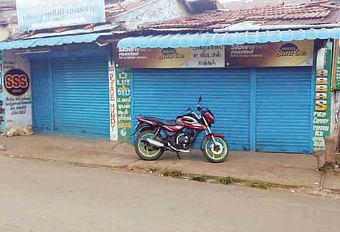 கரியமலையில் டாஸ்மாக் மதுக்கடை திறக்க கிராம மக்கள் எதிர்ப்பு திறக்க கோரி வியாபாரிகள் கடையடைப்பு