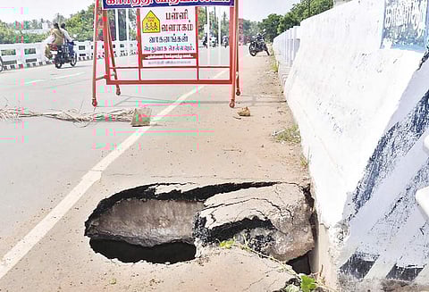 கும்பகோணம் அருகே காவிரி ஆற்று பாலத்தில் பள்ளம் போக்குவரத்து தடை