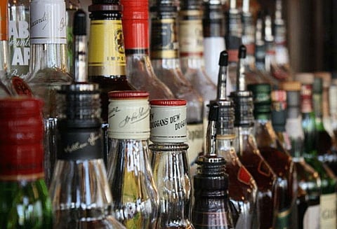 மராட்டியத்தில் ஆன்-லைன் விற்பனை மூலம் வீடுகளுக்கு மதுபானங்களை வினியோகம் செய்ய திட்டம்